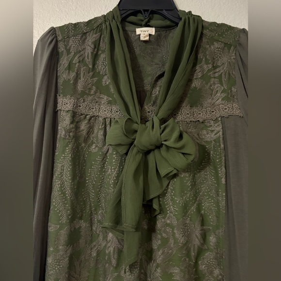 Very pretty mossy green embroidered long sleeve dress. V neck with tie bow. - Picture 2 of 14